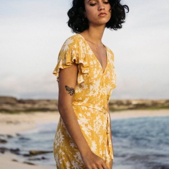 Billabong Dresses & Skirts - Billabong wrap and roll yellow ruffle mini dress- size L
